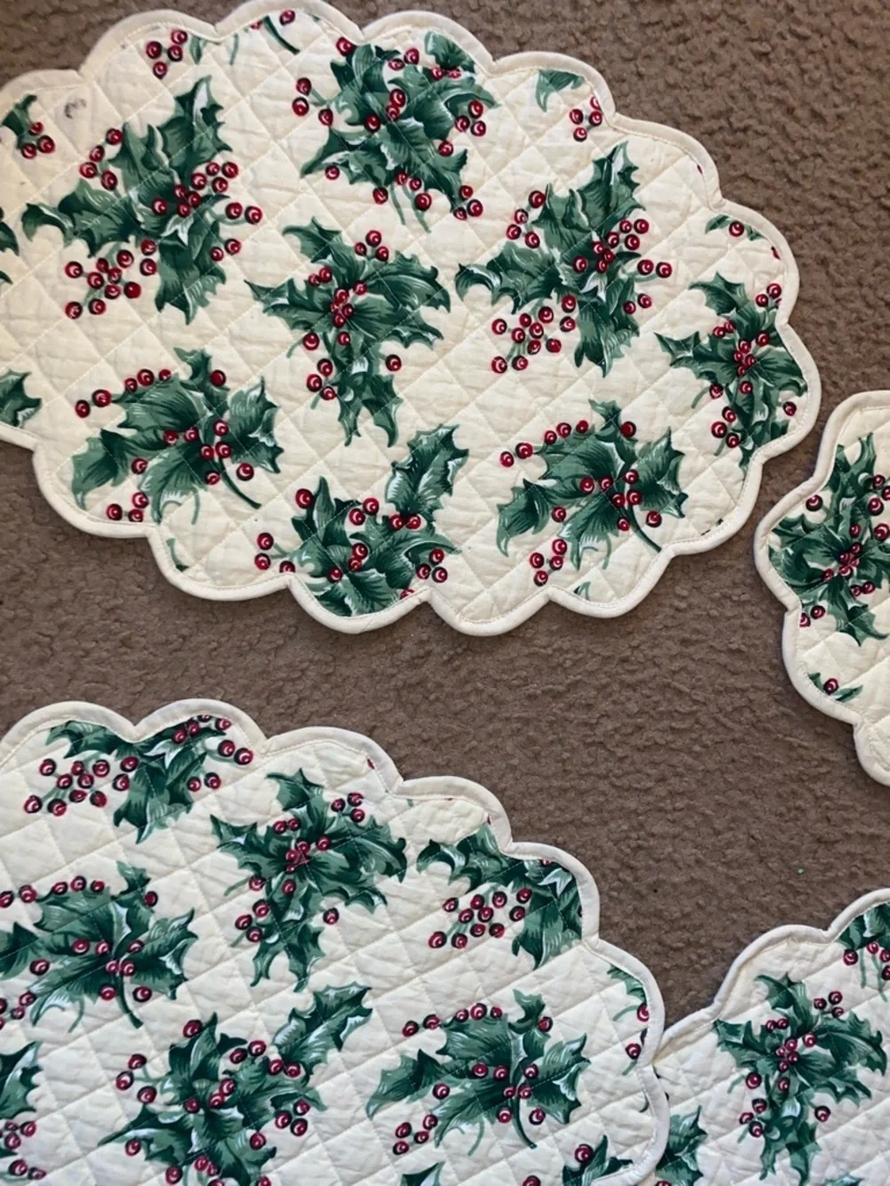 4 April Cornell Holiday Holly Leaves Red Berries Festive Quilted Placemats 18”